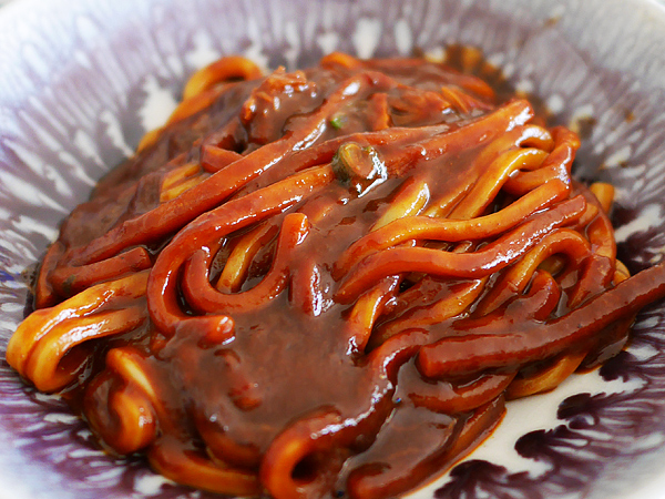 日清　汁なしカレーうどん　“黒”（日清食品冷凍）盛り付け