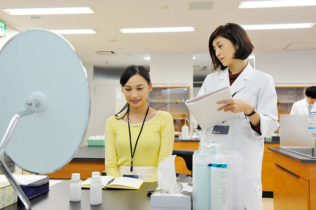 『コスメティックウォーズ』場面１