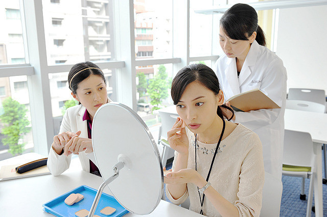 『コスメティックウォーズ』場面2