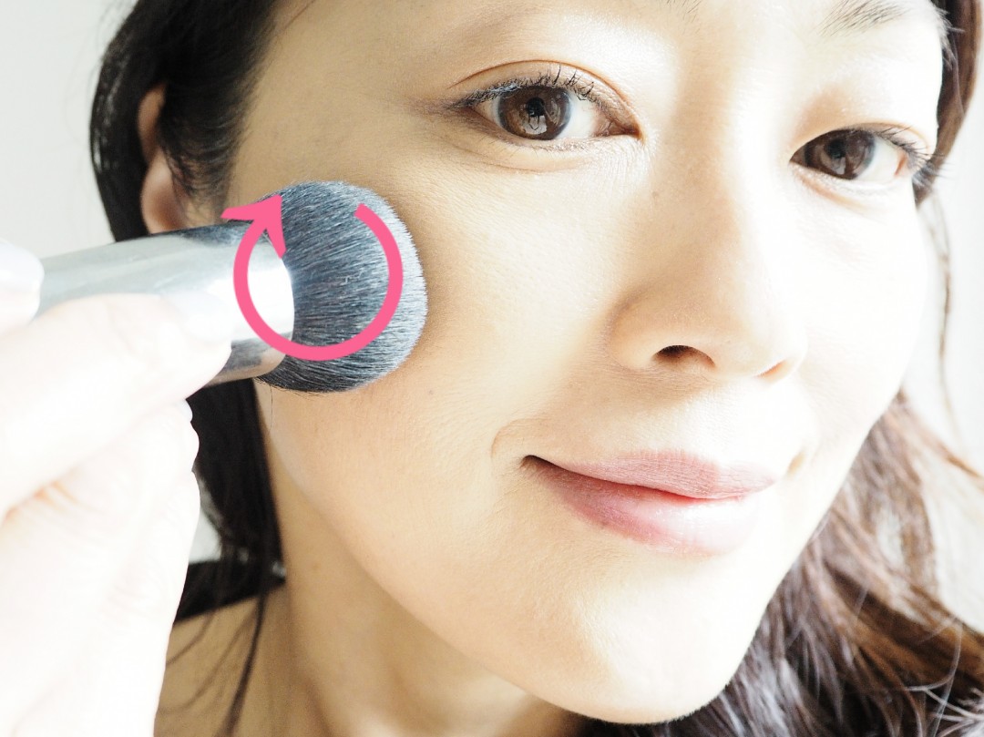 ルースパウダーをブラシでふわっとのせます