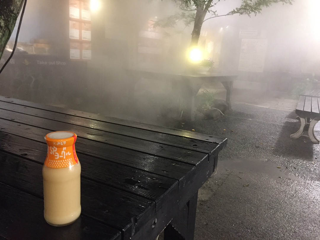 休憩所と瓶の牛乳（ヨーグルト）