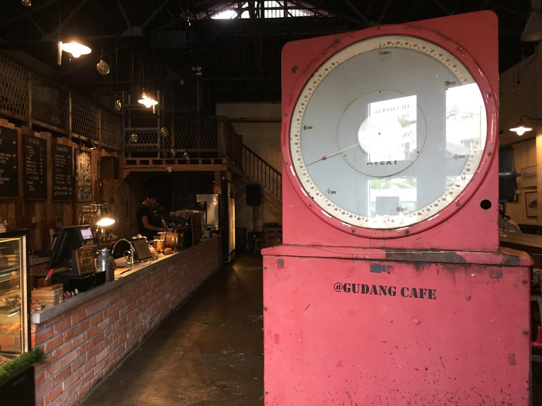 『GUDANG CAFE』入口　アンティークな蓄音機