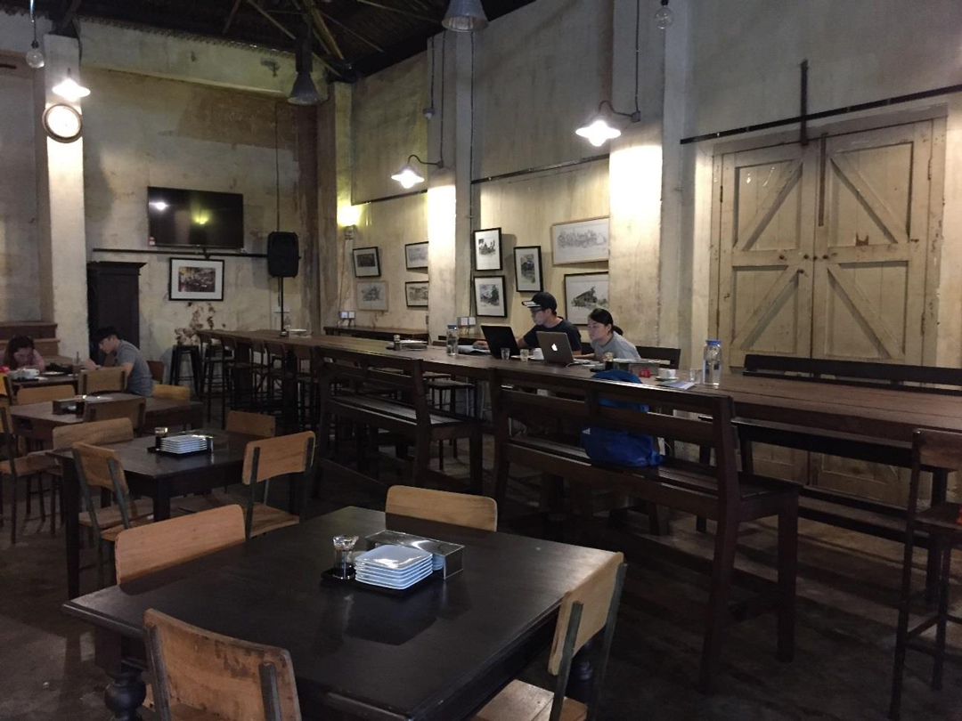 『GUDANG CAFE』内観2　コンセントやWi-Fiも完備