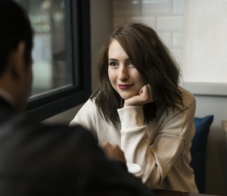 前のめりで話を聞く