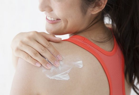 日焼け止めを塗る女性