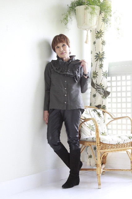 フェミニンな小物を加えたシニアのパンツスタイル