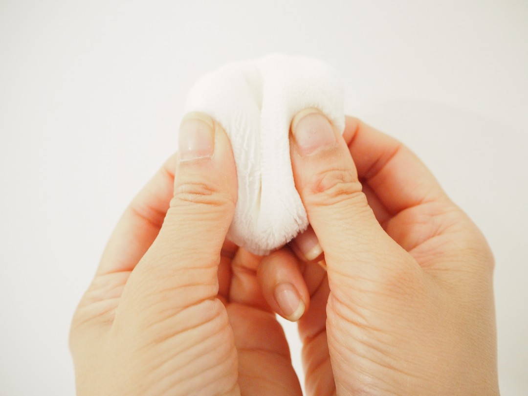 パフに粉をなじませます