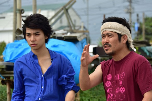 撮影中の村上さん（左）と熊切監督