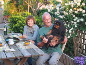 夫のクロードさんと愛犬と自宅のテラスで