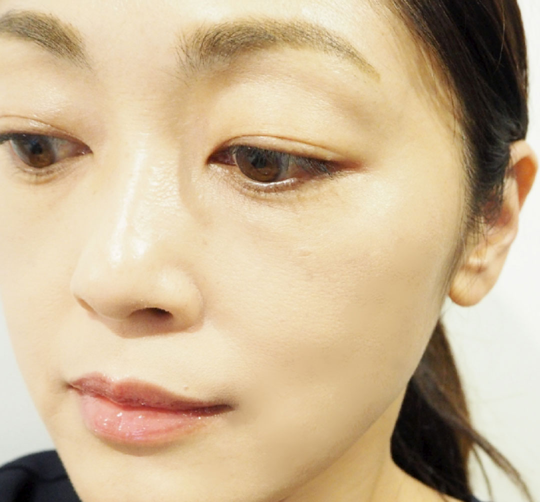 ルースパウダーをのせた肌