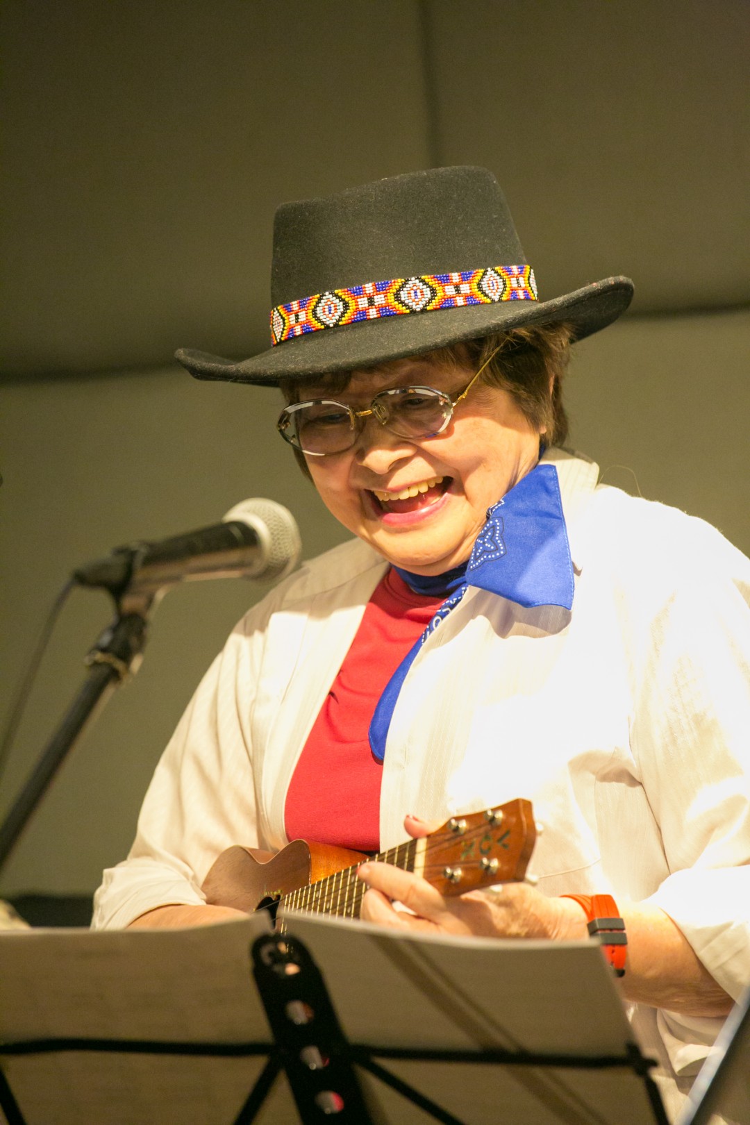 ウクレレの練習をする滝野さん。ここでも笑顔