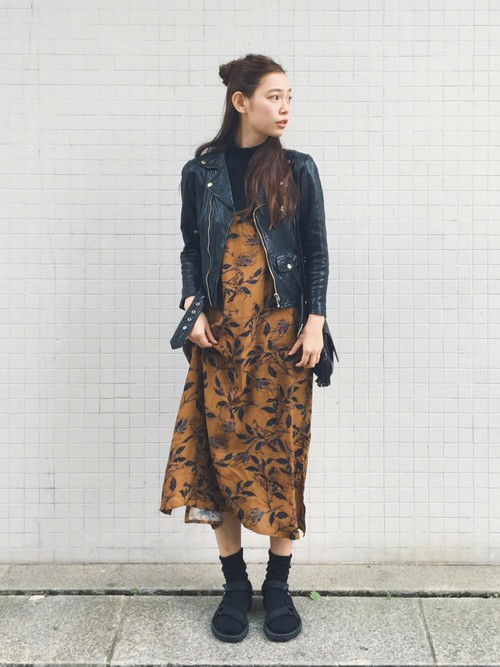 マスタードイエロー