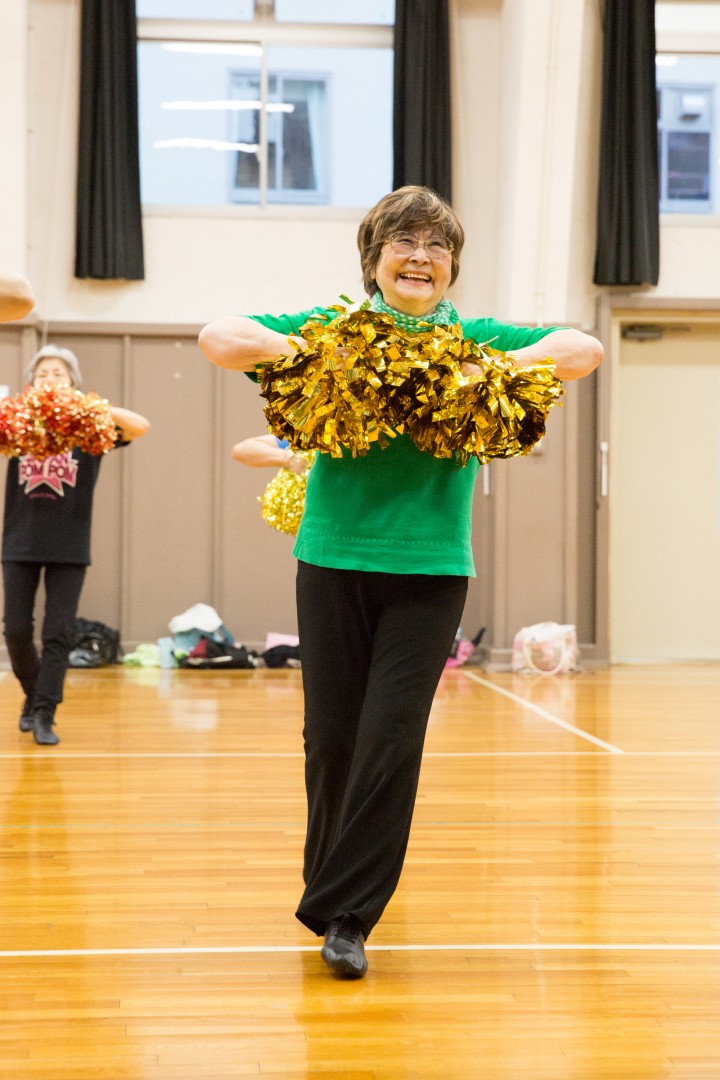 楽しそうに踊る滝野さん。チアダンスには笑顔も大切です