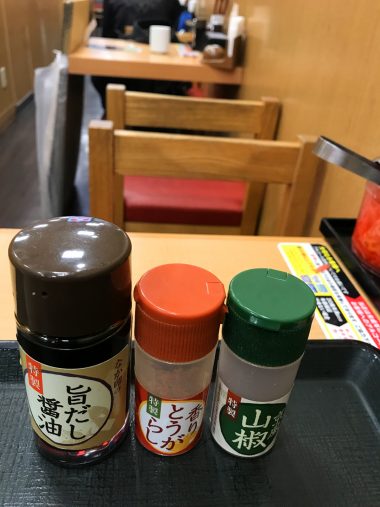 なか卯　卓上の調味料　オリジナル醤油、七味、山椒