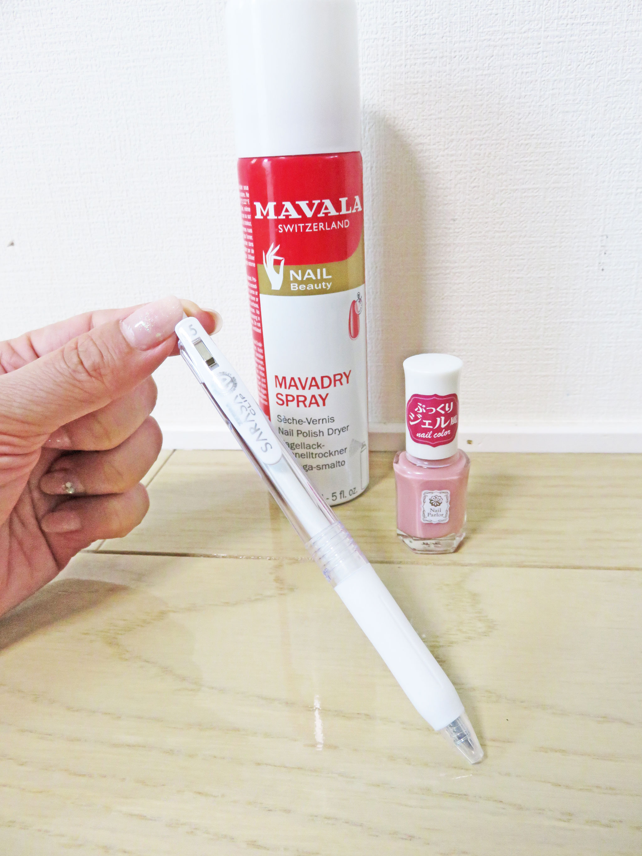 100円の水性ボールペン、100円のネイル、100円のトップコート、ネイル速乾スプレー