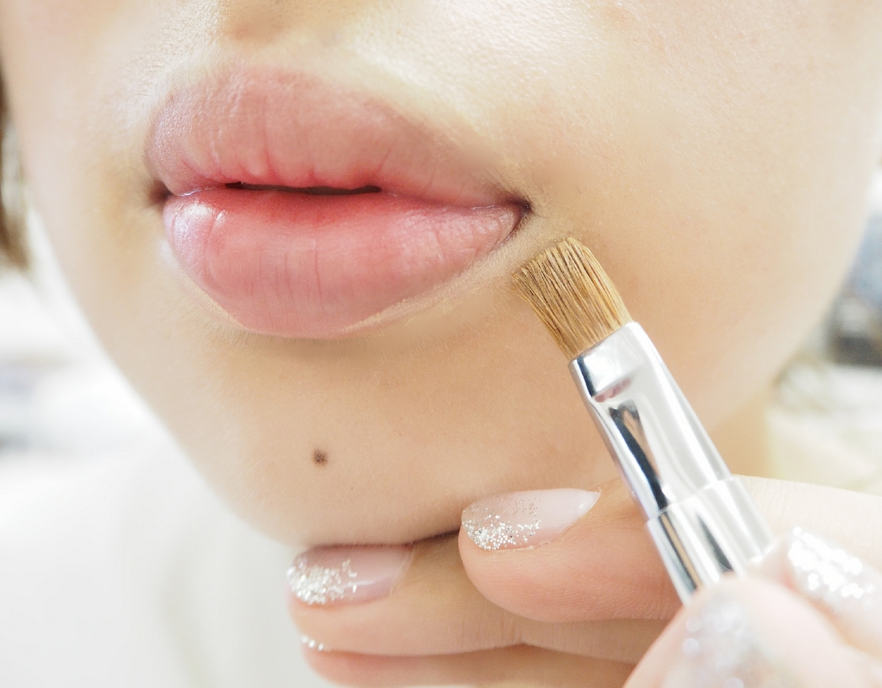 輪郭をコンシーラーで消す