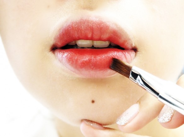 唇の中央だけに口紅をつけましょう