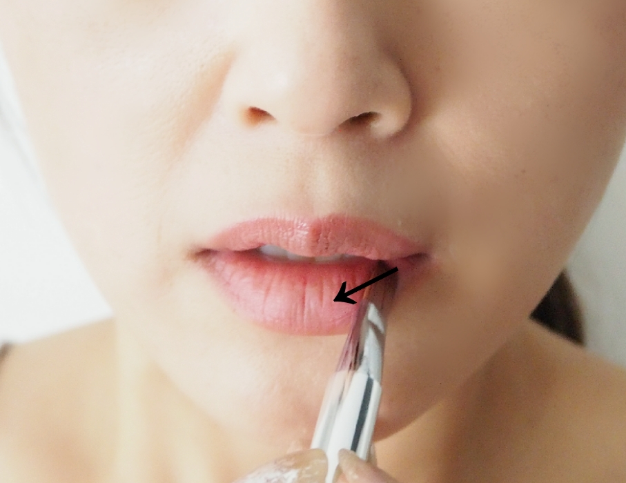 口紅やグロスを普段どおりに塗り直す