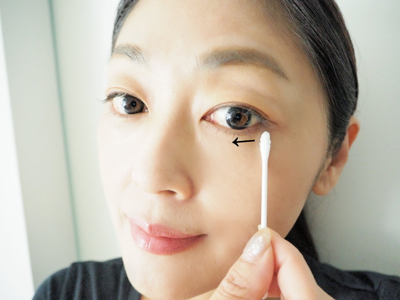 水or化粧水を含ませた綿棒でふき取る