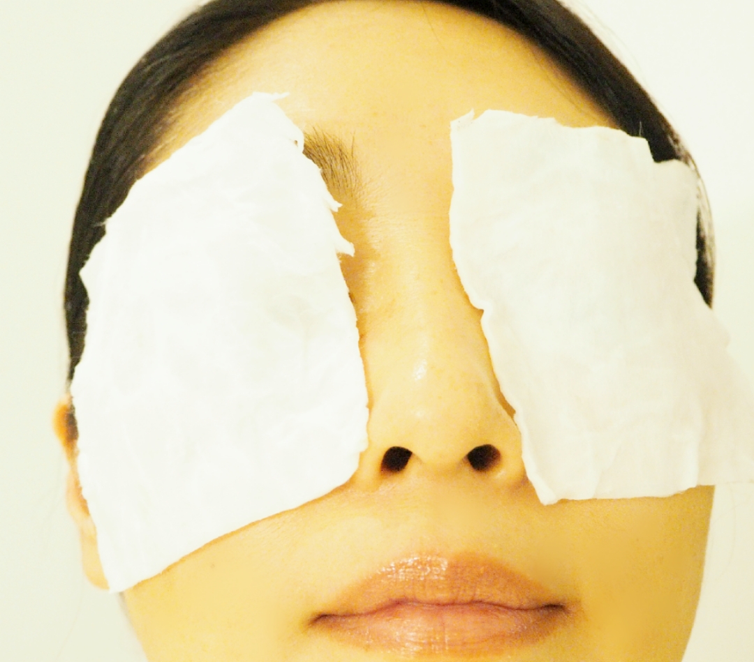 目全体にコットンをのせる