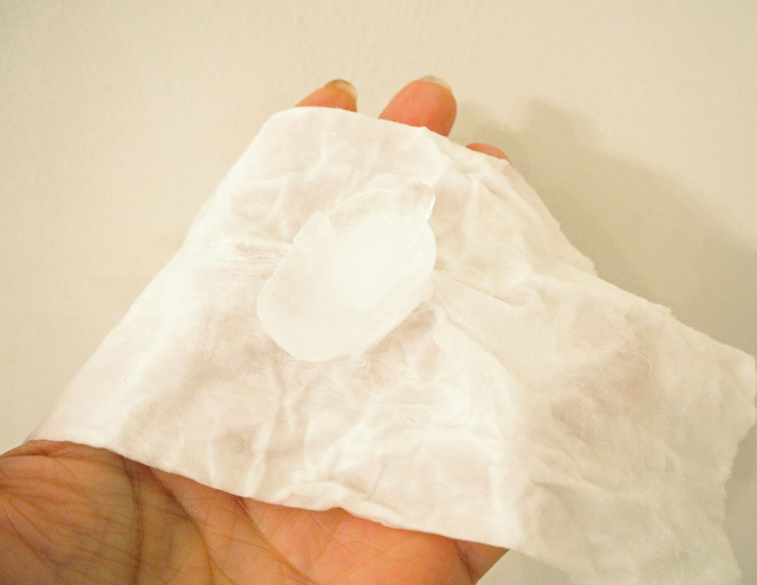 コットンか薄めの布に小さめの氷をひとつ包む