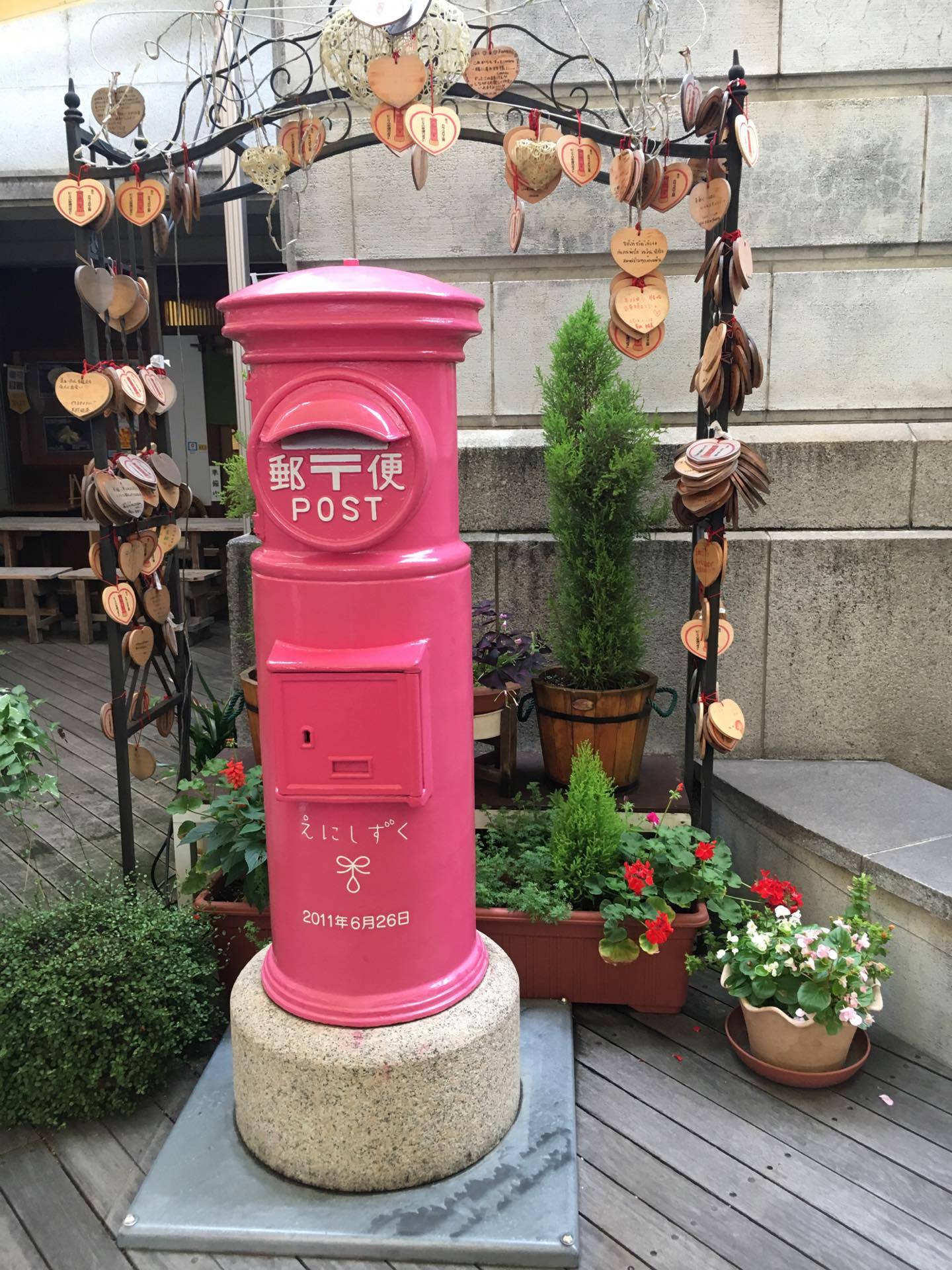 ピンクのポスト