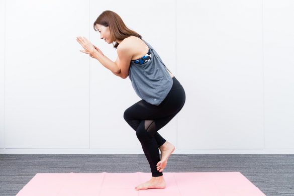 上体を前傾させたら、鼻呼吸を5回繰り返す