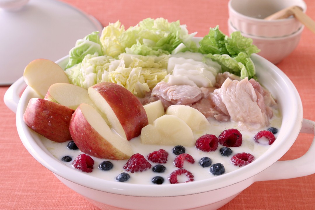 りんごとベリーのオージュ風鶏のクリーム鍋