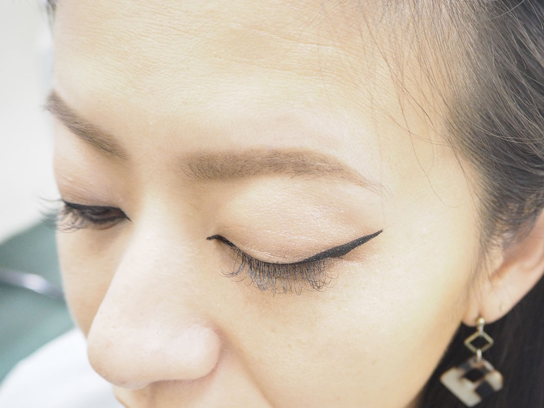 少しずつアイラインを引いて綿棒で整える