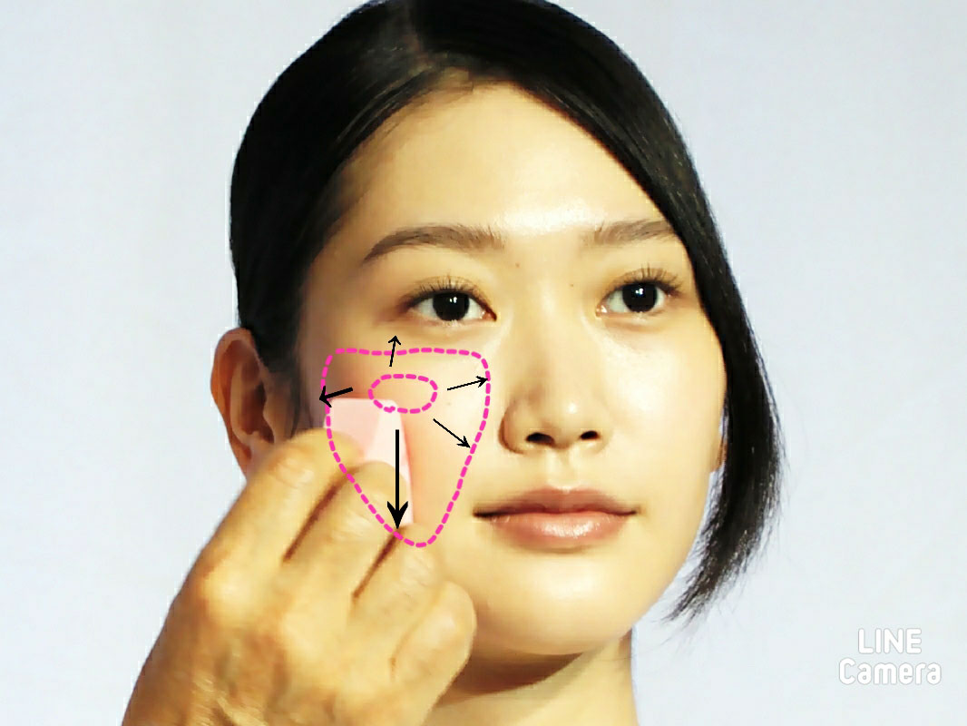 スポンジをスタンプするように色を薄くなじませる