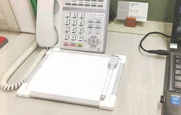 電話とホワイトボード