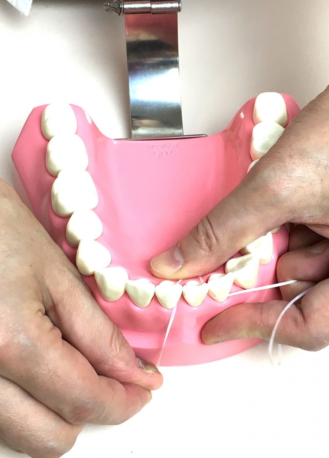 前歯の裏側もフロス