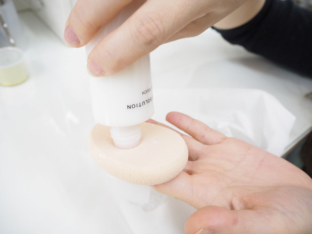 スポンジに化粧水オイルをなじませる