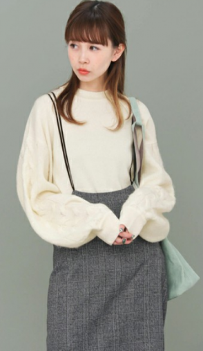 長めの白ニット