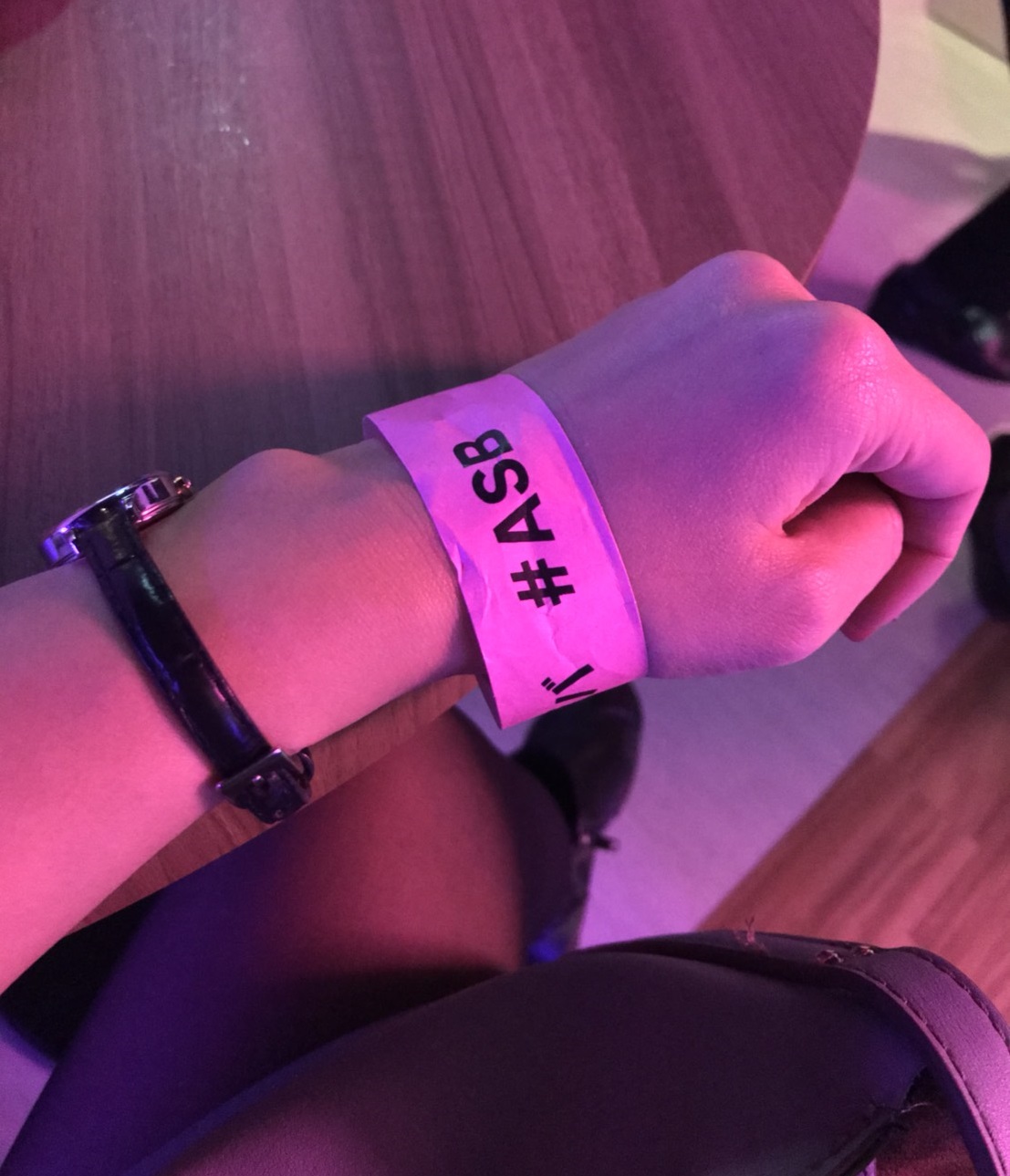 店内で巻くカラーバンド