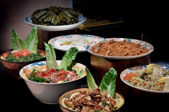 前菜にはタブーレ(左奥)、ムタッバル(右奥から2番目)などが並びます 前菜にはタブーレ(左奥)、ムタッバル(右奥から2番目)などが並びます