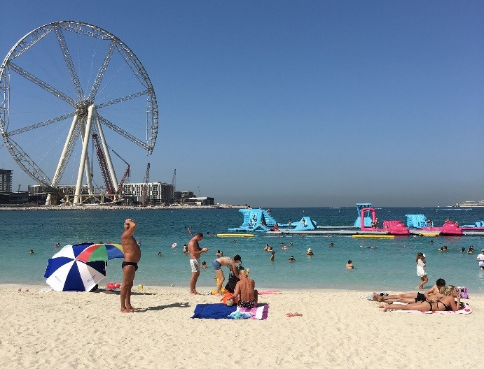 砂浜はサラサラの白い砂。パラソルもレンタルできます　写真／編集部