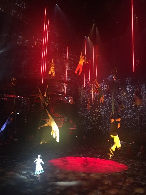 壮大なアトラクションのなかでドバイの歴史が語られます　写真／編集部