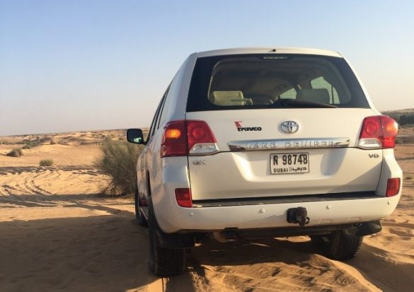 ドライブの前にタイヤの空気を抜いて、砂丘ドライブを楽しみます　写真／編集部