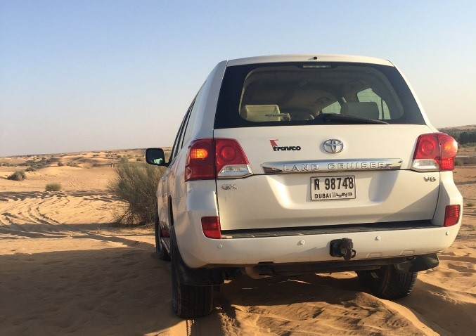ドライブの前にタイヤの空気を抜いて、砂丘ドライブを楽しみます　写真／編集部