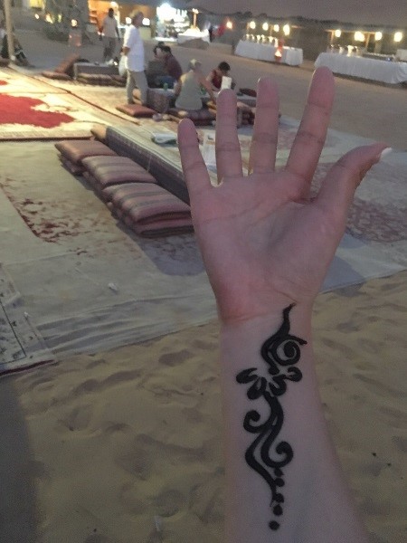 ヘナを使ったタトゥアート。2週間ほどで消えるので安心！　写真／編集部