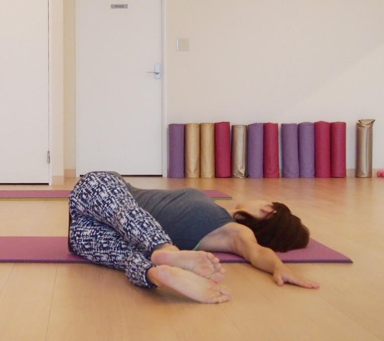 仰向けのねじりのポーズ