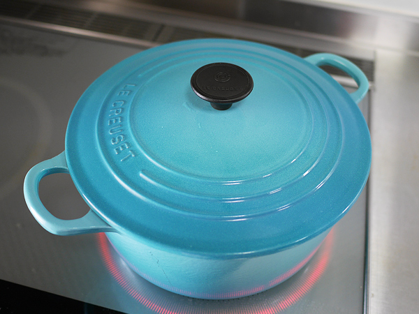 炊いた米を蒸らす