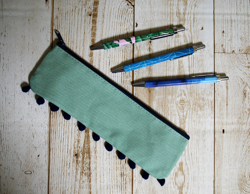 ペンケース250円、ボールペン（3本セット）200円