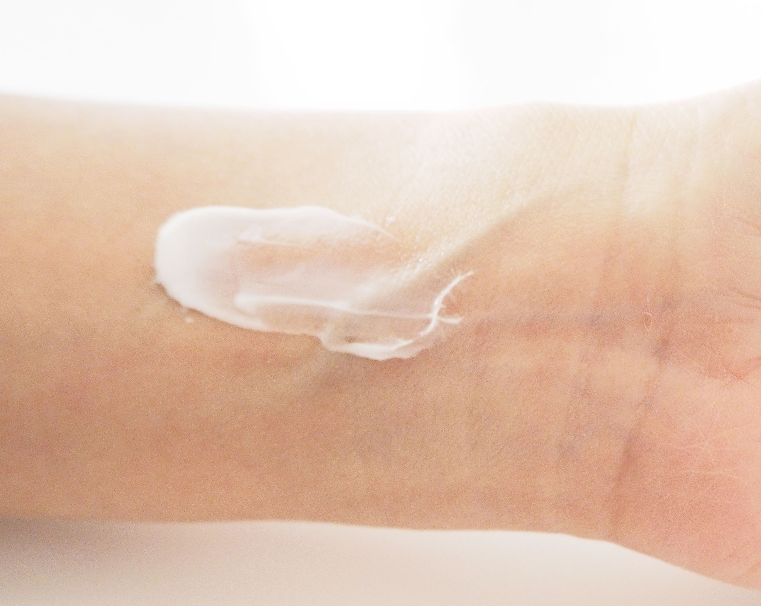 肌にすっとのびる質感