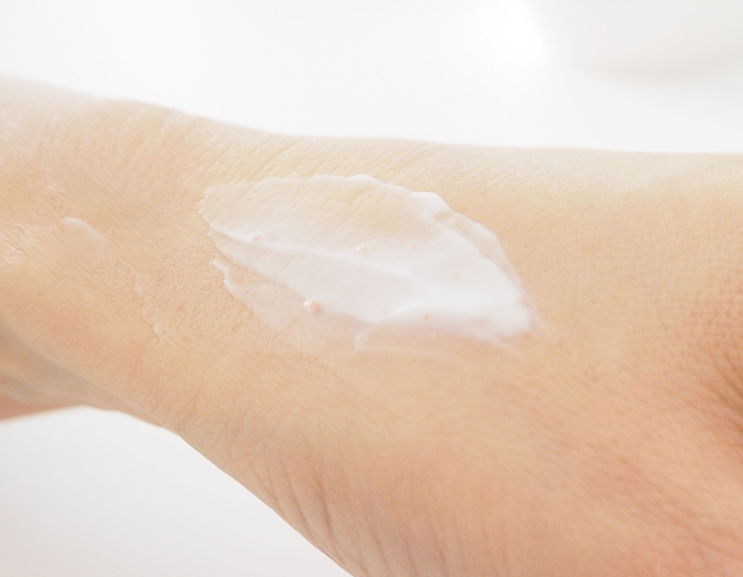 肌にのせるとスクラブが溶けて軽いテクスチャーに