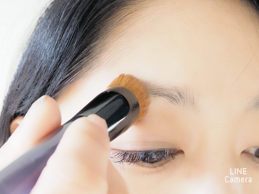 フェースパウダーを眉毛にのせておく