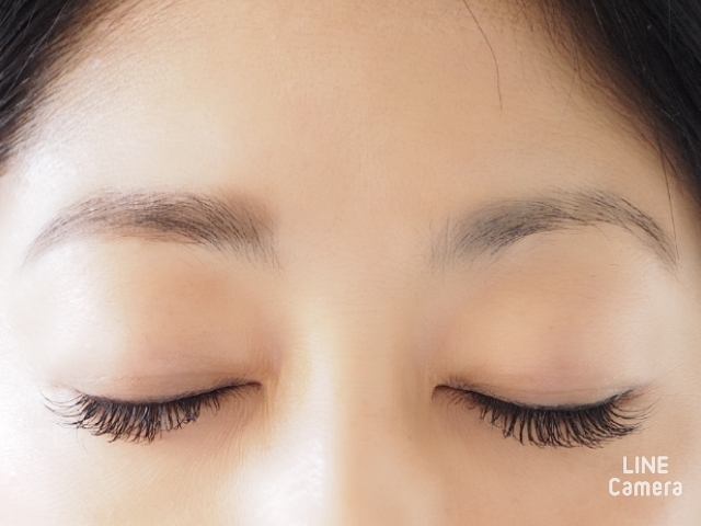 向かって左はKISS NEWYORKの眉スタンプを押して麺棒でなじませたもの。右はすっぴん眉