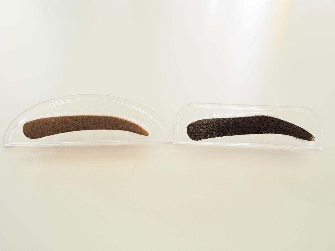 向かって左がKISS NEWYORK、右がMAMEWの眉スタンプ