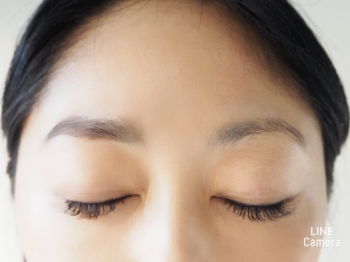 向かって左はMAMEWの眉スタンプを押して麺棒でなじませたもの。右はすっぴん眉